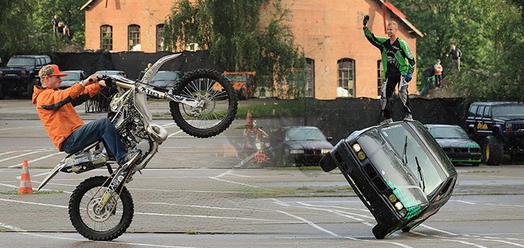 Takiego pokazu kaskaderskiego w Elblągu nie było od lat - zobacz film