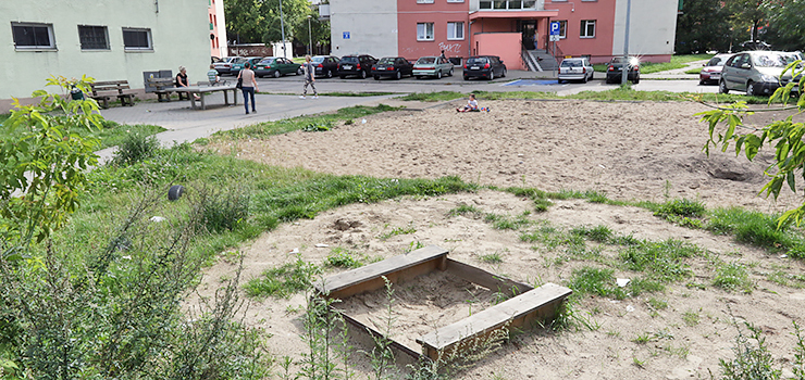 "Kiedyś bawiły się tutaj dzieci, teraz sikają psy". Co się stało z placem zabaw przy al. Grunwaldzkiej?