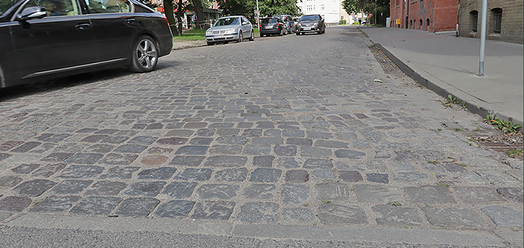 Czytelnik pyta: Czy na ul. Powstacw Warszawskich asfalt zastpi kamienn kostk?
