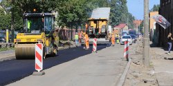 Zatory i korki na Warszawskiej. Trwa uk�adanie asfaltu na ca�ej d�ugo�ci ulicy