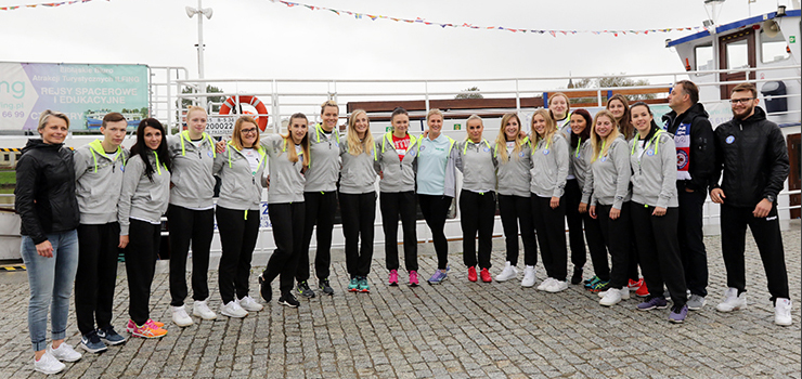 Piłkarki ręczne Kram Startu zaprezentowały się kibicom na statku. Zobacz zdjęcia