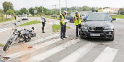 Elbl�g: Zderzenie motocykla i osobowego BMW. Motocyklista trafi� do szpitala