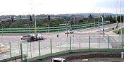 Niebezpieczny wypadek w Malborku. Silnik seata wystrzeli na chodnik, 7 osb w szpitalu - film z monitoringu