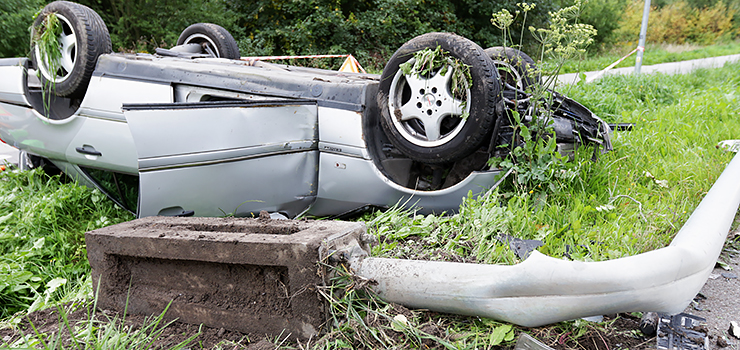 Dachowanie na Fromborskiej. Mercedes ściął barierki, słup oświetleniowy i wpadł do rowu!
