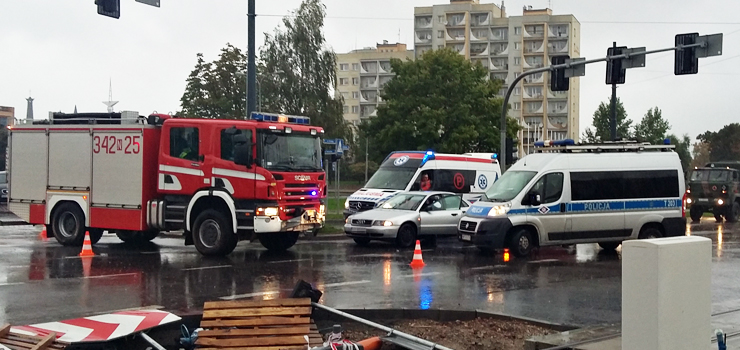 Wypadek na skrzyżowaniu Teatralnej z Królewiecką. Kobieta przewieziona do szpitala