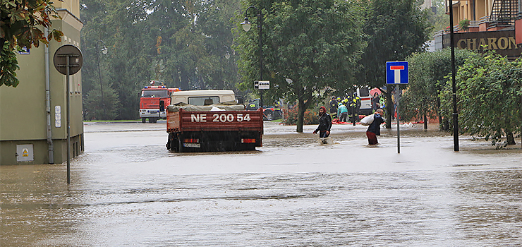 Elbląg: Ulice Związku Jaszczurczego i Fromborska pod wodą. W mieście obowiązuje pogotowie przeciwpowodziowe