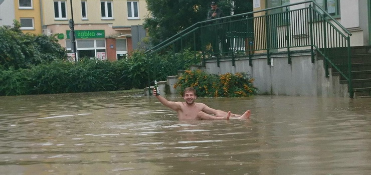 Dla jednych dramatyczna sytuacja, dla drugich okazja do zrobienia zabawnego zdjęcia