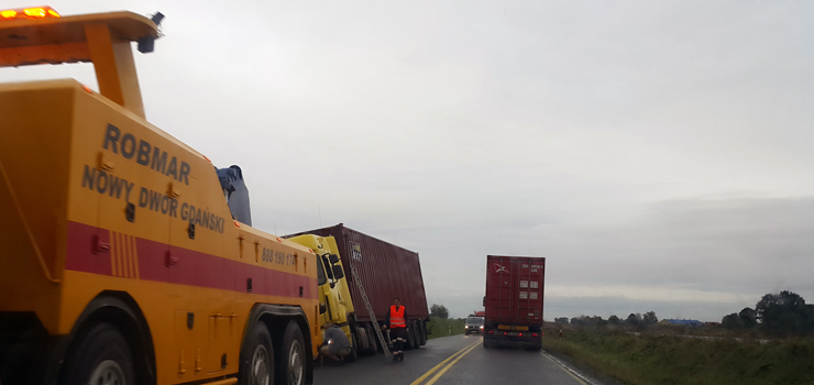 Ciężarówka wpadła do rowu na objeździe "7" k. Kmiecina. Ruch wahadłowy i duże utrudnienia
