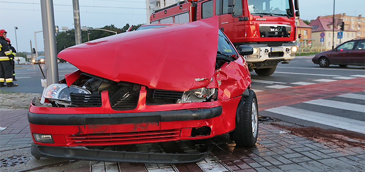 Wypadek na ul. Płk Dąbka. Seat wjechał w karetkę pogotowia