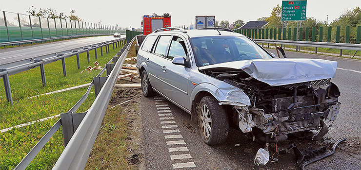 Droga S 7: Kierowca stracił panowanie nad autem, uderzył w barierki