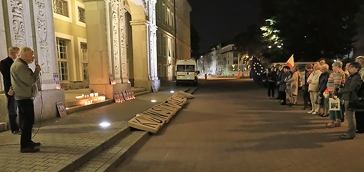 "Wrcilimy, bo nic nie zmienio si na lepsze". Elblanie znw protestuj przed sdem