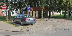 "Tu trzeba uwa�a�, aby nie skr�ci� kostki". 10 metr�w problemu przy Ba�y�skiego