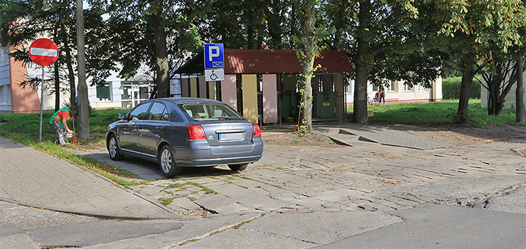 "Tu trzeba uważać, aby nie skręcić kostki". 10 metrów problemu przy Bażyńskiego