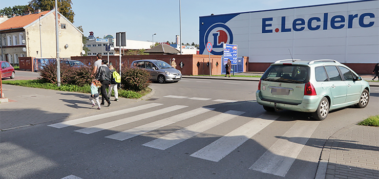 Na widoku są krzewy, parkujące auta... na tych skrzyżowaniach łatwo o kolizje