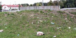 Skatepark jest niezwykle popularny, wida to po mieciach walajcych si dokoa