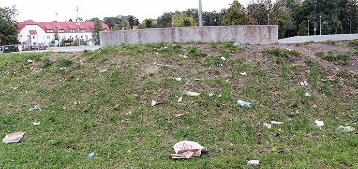 Skatepark jest niezwykle popularny, widać to po śmieciach walających się dokoła