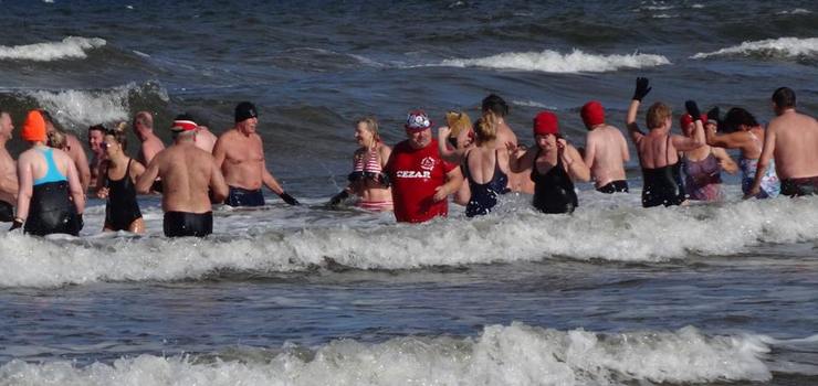 "Był ostry wiatr, woda miała 8 stopni... pogoda nam sprzyjała". Elbląskie morsy rozpoczęły sezon