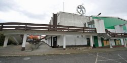 Wys�u�ona hala sportowa straszy przy nowiu�kim torze. Czy miasto planuje remont "staruszki"?