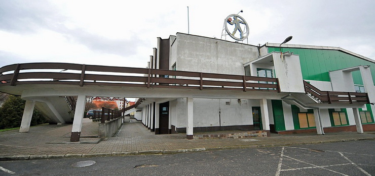 Wysłużona hala sportowa straszy przy nowiuśkim torze. Czy miasto planuje remont "staruszki"?