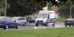 Wypadek na Mickiewicza. Rowerzysta zmar�