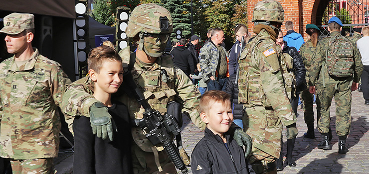 "Taki pokaz robi wrażenie". Wozy bojowe NATO zaparkowały na elbląskiej starówce