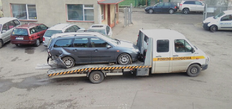 Stracia panowanie nad kierownic, uszkodzia trzy zaparkowane samochody