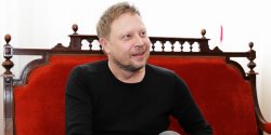 Aktor z elbl�skiego teatru wyr�niony. Nagroda Marsza�ka dla Artura Hauke