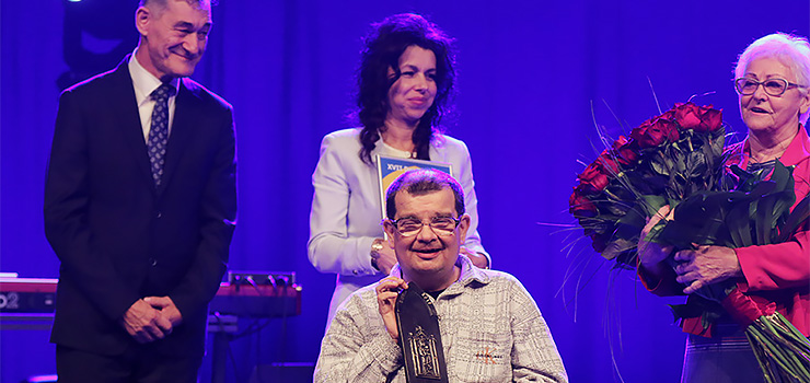 "Niosą pomoc i nadzieję". Nagroda "Tuus" dla stowarzyszenia Lazarus