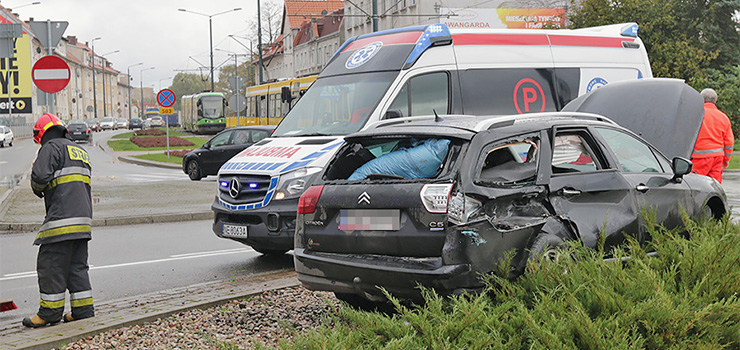 Na Rondzie Solidarnoci citroen uderzy w tramwaj