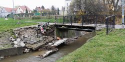 Ten mostek to tylko kropla w morzu strat. Czytelniczka pyta o kadk nad Kumiel