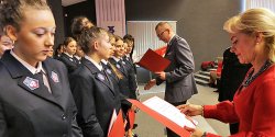 lubowanie uczniw pierwszych klas ZST. "Stali si penoprawnymi czonkami naszej szkolnej spoecznoci"