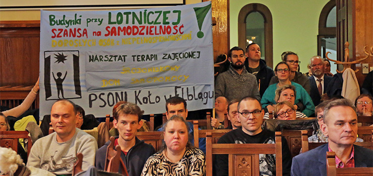 Awantura na sesji RM. Walka o budynki przy Lotniczej. Elblążanie po głosowaniu opuścili sesje krzycząc „hańba”