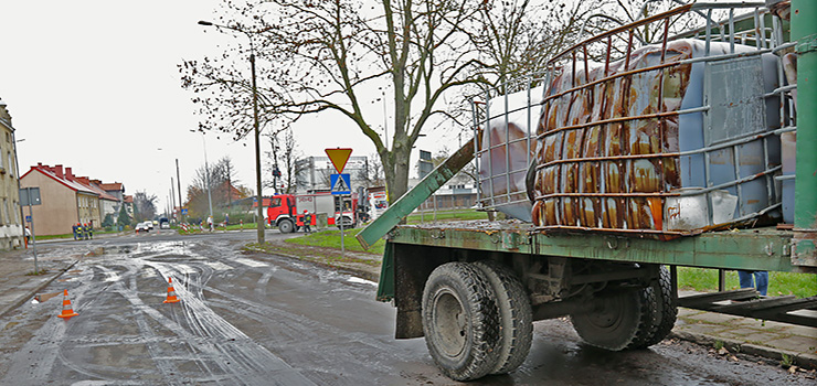 Nowodworska, Grochowska: Utrudnienia w ruchu. Z przyczepy wypadł ładunek melasy