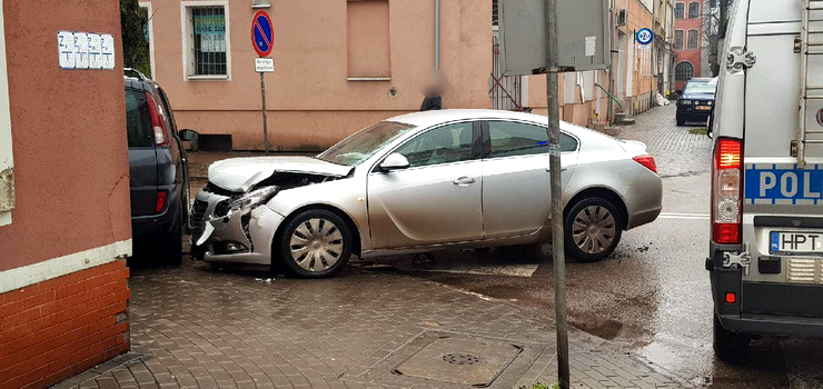 Gronie wygldajca kolizja na skrzyowaniu Mickiewicza z Ogrodow