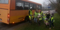Biezpieczna droga do szko�y – policjanci rozdali dzieciom odblaskowe kamizelki