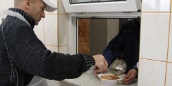 Nie b�d� oboj�tny na bezdomnych! - apeluj� policjanci