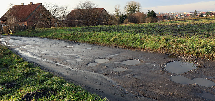 Okólnik: Cywilizacja tu nie dotarła? Mieszkańcy od lat walczą o kanalizację