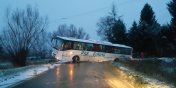 Autobus szkolny zawis na jezdni i cakowicie zablokowa drog