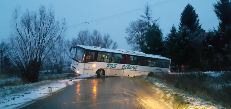 Autobus szkolny zawis na jezdni i cakowicie zablokowa drog