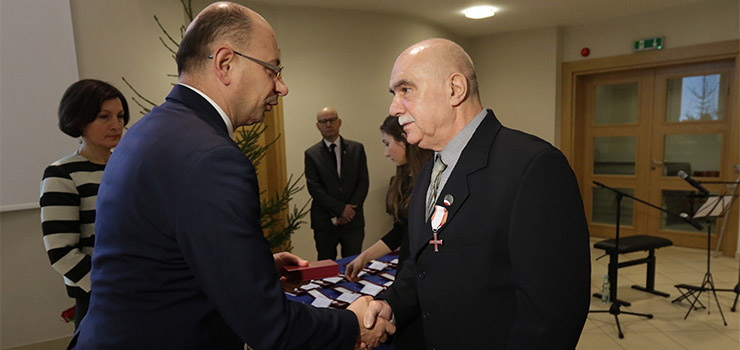 Prezydent Andrzej Duda odznaczył Krzyżami Wolności i Solidarności 16 elblążan. "Mogliście wybrać łatwiejszą drogę"