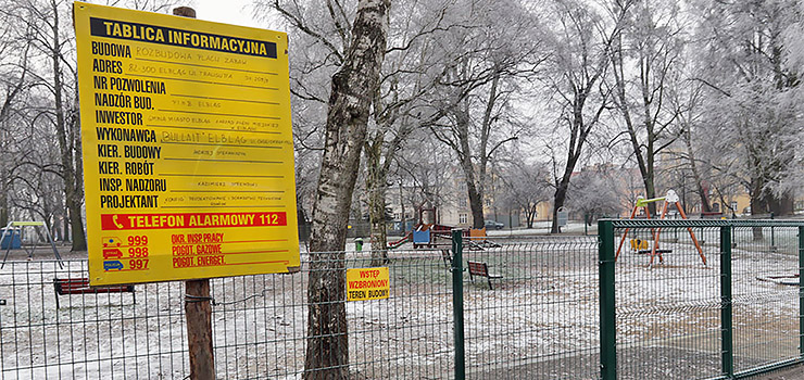 Plac zabaw w Parku Traugutta dzieci mogą tylko oglądać zza płotu. O co w tym chodzi?