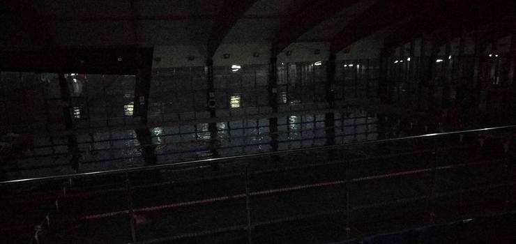 Ciemność zaskoczyła elblążan na basenie. "To niebezpieczna sytuacja"