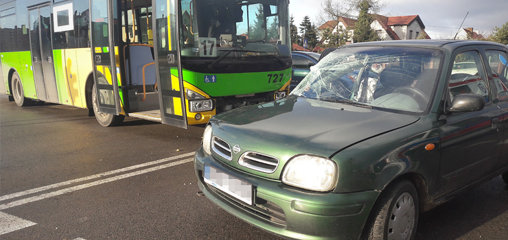 Oglna: Zderzenie autobusu z osobwk. Jedna osoba w szpitalu