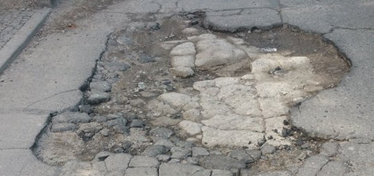 Zaniepokojeni mieszkańcy prosili o interwencję. Droga do przychodni została naprawiona