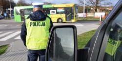 Kopa� i uszkadza� karoseri� aut. Pow�d to zbyt d�ugie oczekiwanie na autobus