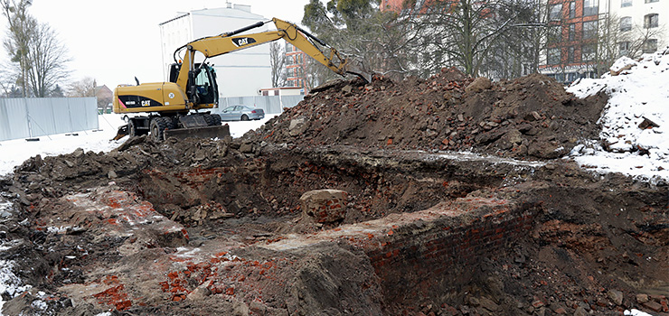 Skończyło się parkowanie za darmo. Na teren przy Bednarskiej weszli archeolodzy