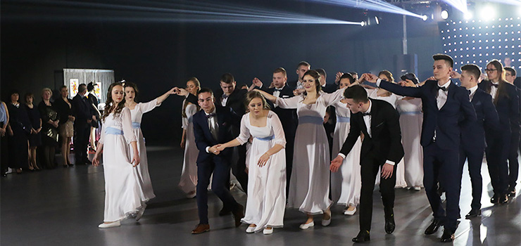 "Ten wieczór jest magiczny i niesamowity". Zobacz, jak na Studniówce bawili się maturzyści I LO