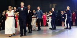 "Od��my na bok wszelkie troski, prze�yjmy niezapomniane chwile". Zobacz Studni�wk� ZSG