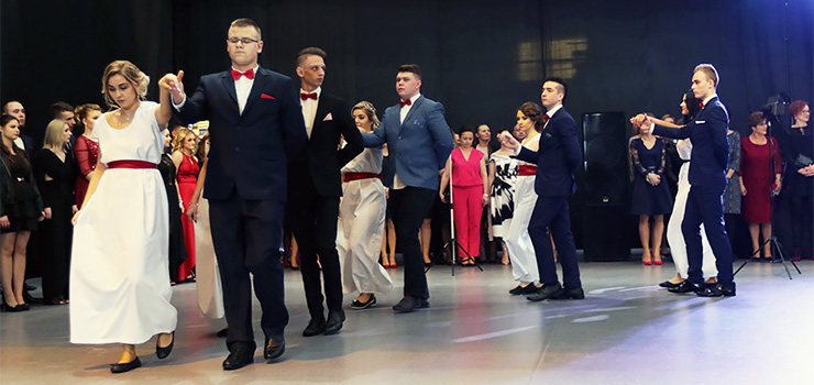"Odłóżmy na bok wszelkie troski, przeżyjmy niezapomniane chwile". Zobacz Studniówkę ZSG