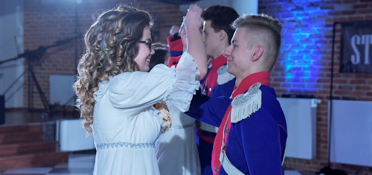 „Dobra zabawa jest teraz najważniejsza". Zobacz, jak było na Studniówce III LO